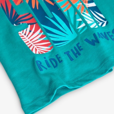 T-shirt verde com estampado colorido e texto azul