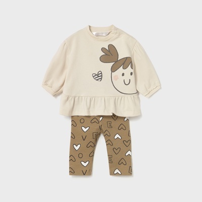 Conjunto infantil com camisola creme e calças castanhas com corações e letras