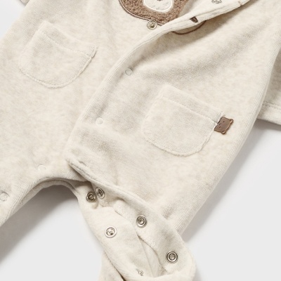 Macacão de bebé creme com bordado de urso e botões de pressão.