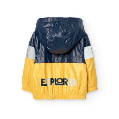 Casaco impermeável para criança amarelo, azul escuro e branco com texto 'EXPLORER' na parte posterior.