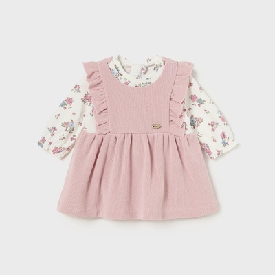 Vestido de bebé com saia rosa texturada e blusa branca com padrão floral