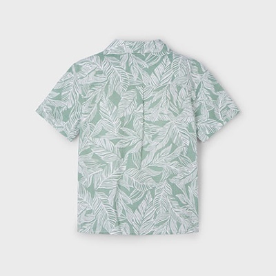 Camisa manga curta padrão folhas brancas fundo verde claro