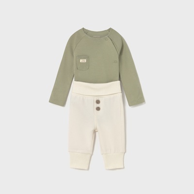 Conjunto de roupa de bebé com camisola verde-acinzentada e calças creme