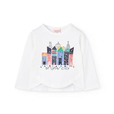 Camisola branca infantil com desenhos coloridos de prédios e texto 'bright city'