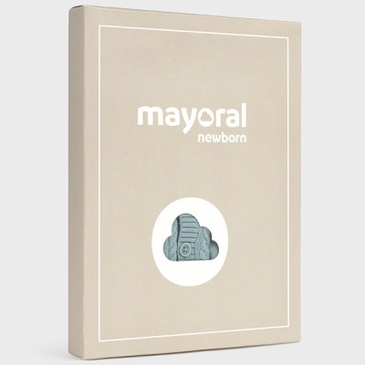 Embalagem bege com texto mayoral newborn e urso azul