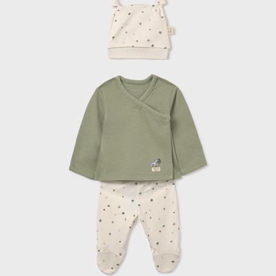 Conjunto de roupa de bebé verde e creme com padrão de folhas.