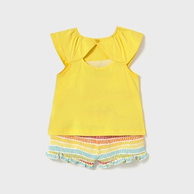 Conjunto infantil com t-shirt amarela de gola babado e calções de riscas coloridas