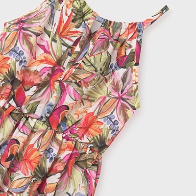 Vestido colorido com padrão floral e aves, alças finas e cinto ajustável