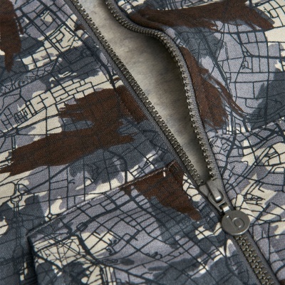 Casaco com fecho de correr e padrão de mapa em tons cinza, preto e castanho