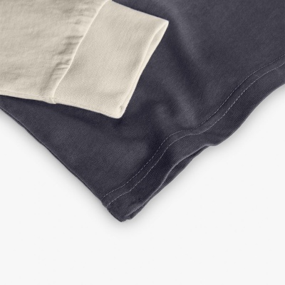 mangas de camisolas bege claro e azul escuro com costuras