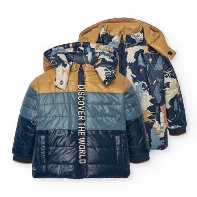 Casaco infantil acolchoado com padrão camuflado e texto DISCOVER THE WORLD
