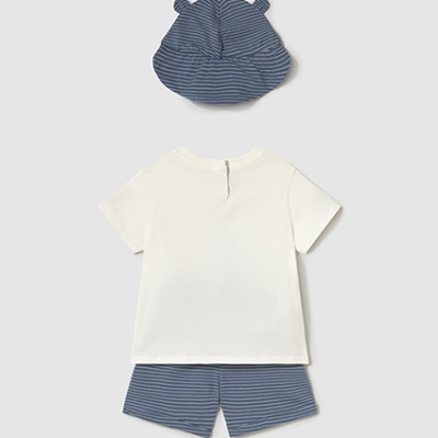 Conjunto infantil com t-shirt branca, bermuda azul riscada e chapéu azul com orelhas