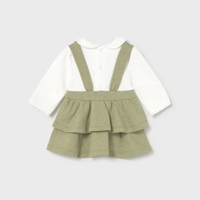 Conjunto infantil com camisa branca e vestido verde às camadas com alças