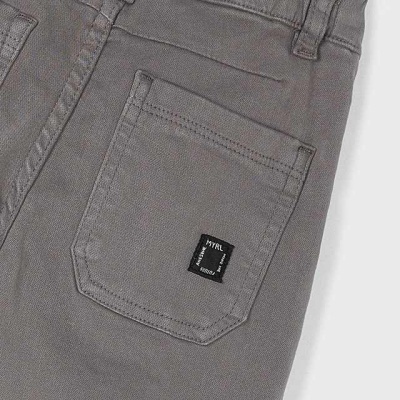 Calça cinza com bolso traseiro e etiqueta preta com texto