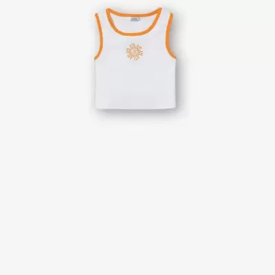 Top branco com bordas laranjas e símbolo do sol laranja