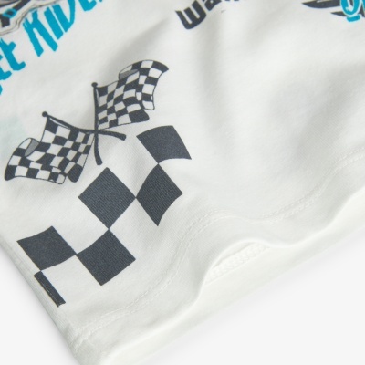 Tecido branco com estampas de bandeiras quadriculadas e texto azul