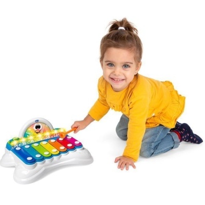 Menina a brincar com xilofone colorido