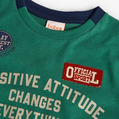 Camisola verde com gola azul e textos impressos