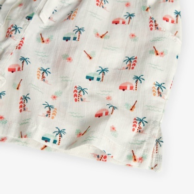 Pano branco com padrão de caravanas, palmeiras e guitarras coloridas