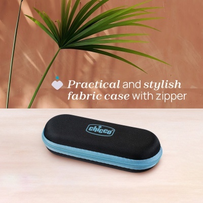 Estojo de tecido preto com fecho de correr azul e logótipo Chicco