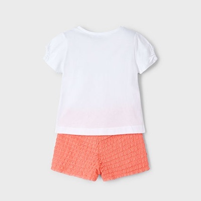 Conjunto infantil: t-shirt branca de algodão e calções coral matelassê.