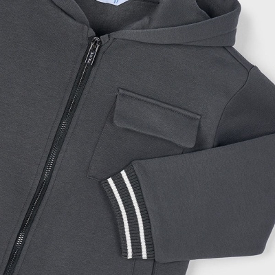 Casaco cinzento escuro com capuz, fecho de correr e bolso com aba.