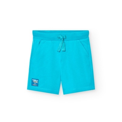 Calções azuis com cordão e etiqueta azul com texto