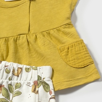 Conjunto infantil com t-shirt amarela e calças estampadas com abelhas e folhas