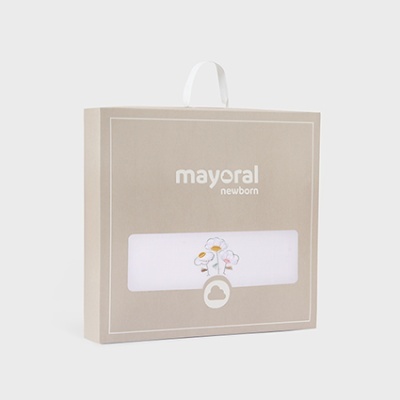Embalagem beige com janela e texto mayoral newborn