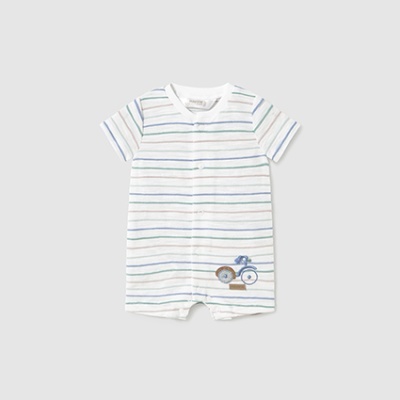 Macacão curto de bebé às riscas com aplicação de trator.