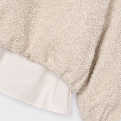Casaco bege claro em sherpa com punhos e bainha elásticos