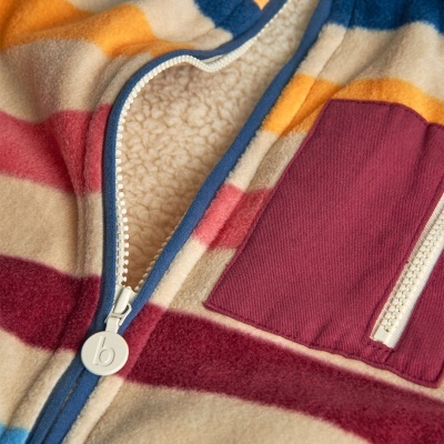 Casaco riscado colorido com fecho e bolso em tecido felpudo