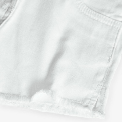 Peça de vestuário branca com bainha desfiada