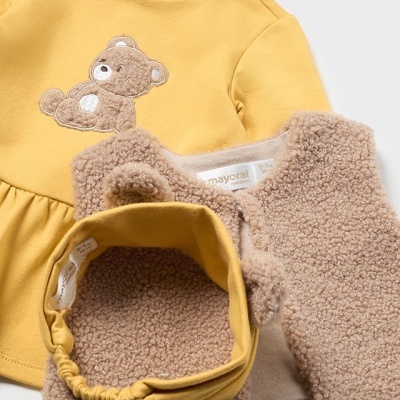 Conjunto de roupa para bebé com vestido amarelo, colete castanho sherpa e faixa de cabelo correspondente