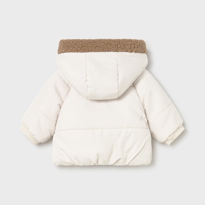 Casaco de criança branco acolchoado com capuz castanho visto de trás