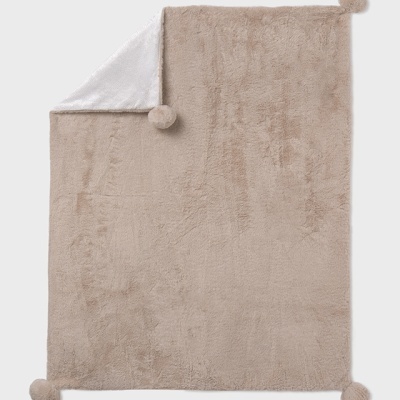 Manta castanha clara com pompons nos cantos