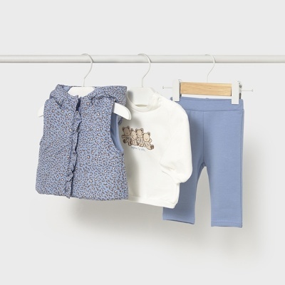 Conjunto roupa infantil: colete azul animal print, camisola branca com ursos, calças leggings azuis.