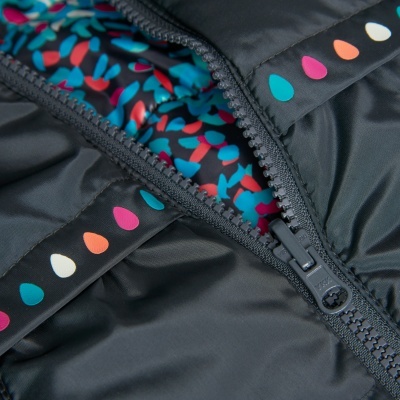 casaco preto com fecho e padrão de gotas coloridas