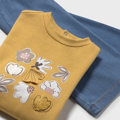 Conjunto de camisola amarela com flores estampadas e calças azul denim