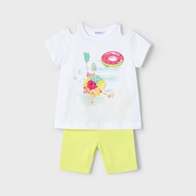 Conjunto infantil com t-shirt branca estampada e calções amarelos.