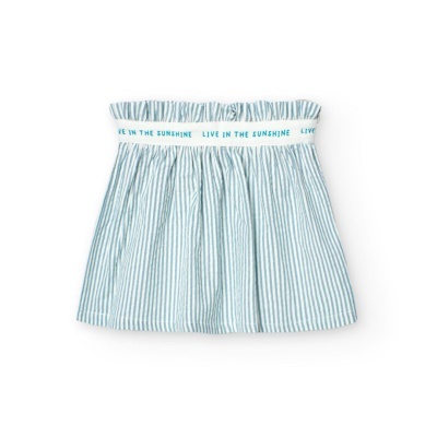 Saia curta azul-claro às riscas verticais brancas com elástico branco na cintura com texto.