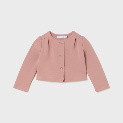Casaco infantil rosa com botões dourados sobre fundo cinzento claro