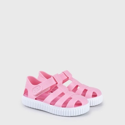 Sandálias de criança rosa com sola branca e fecho com velcro