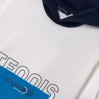 Sweatshirt com capuz branca, azul e azul escuro com texto e logo na manga