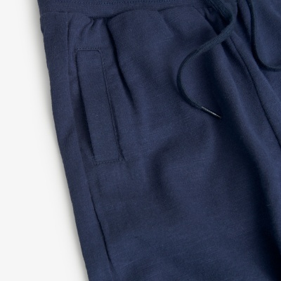 Calças azuis escuras com bolso lateral e cordão