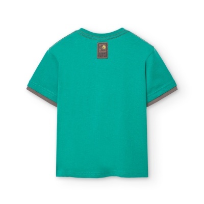 T-shirt verde para criança com punhos castanhos e etiqueta castanha nas costas
