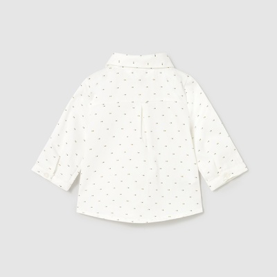 Camisa branca para criança com padrão de abelhas vista de trás.