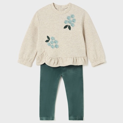 Conjunto infantil de camisola bege com flores azuis e calças verdes