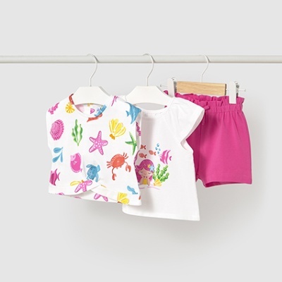 Conjunto infantil de verão com duas t-shirts estampadas e calções rosa