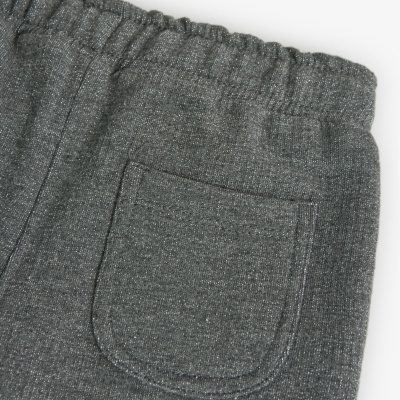 Calça cinza com cintura elástica e bolso traseiro quadrado